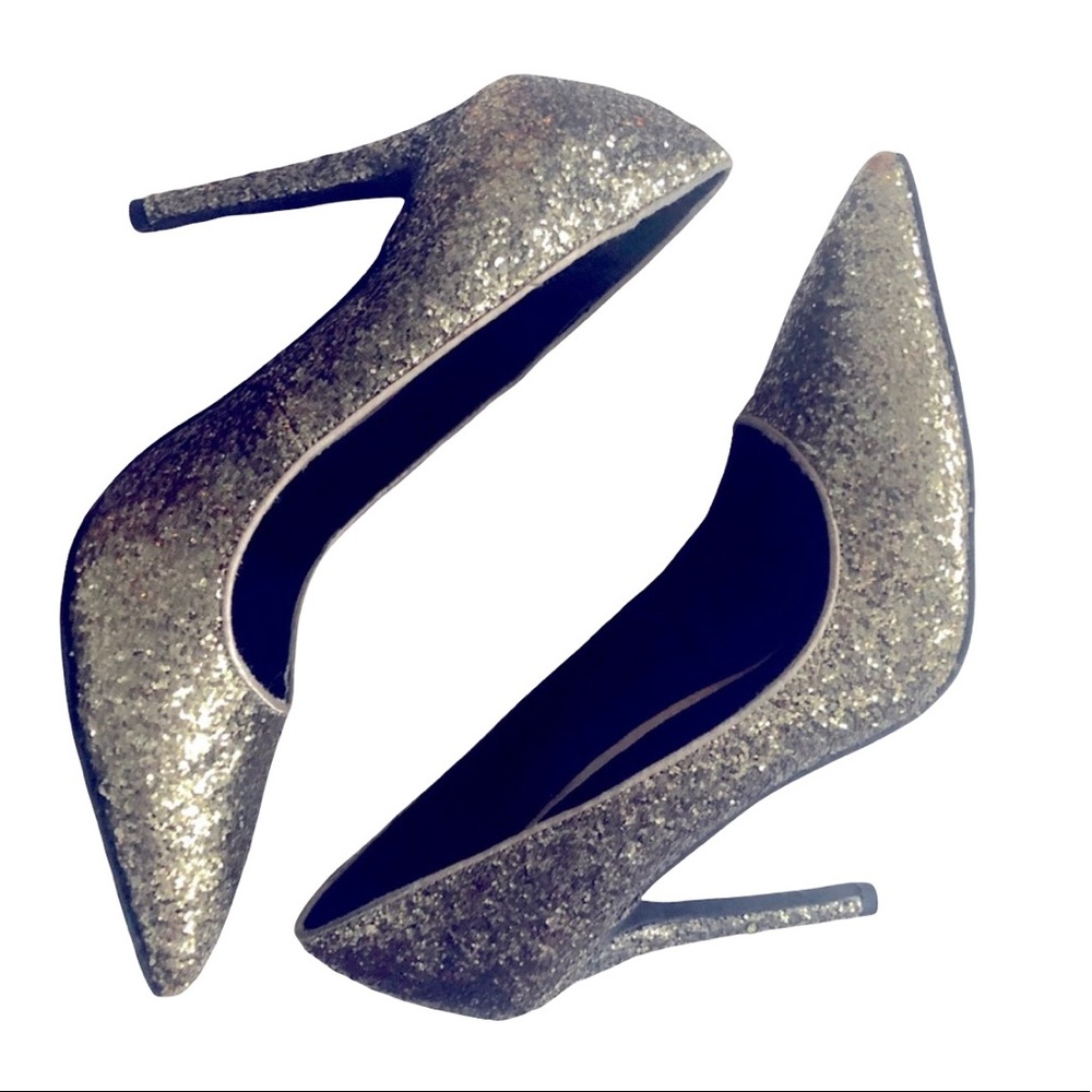 NWT: Le Chateau: Pewter/Gold Sparkly Pumps